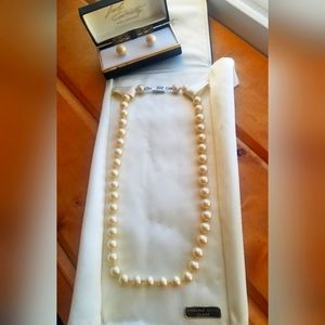 Set necklace and earrings